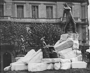 Monumento a Leandro N. Alem frente a la Plaza San Martín, realizado por el escultor argentino Pedro Zonza Briano.